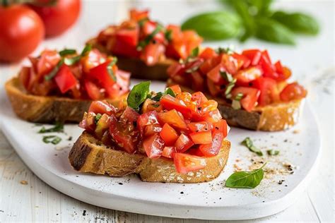 Ingredienti per bruschetta con pomodorino ciliegino