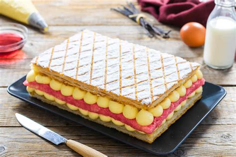 Immagine che mostra i vari strati di una torta diplomatica durante l'assemblaggio