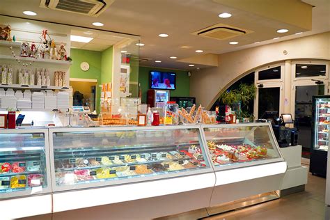 Laboratorio di gelateria con ingredienti freschi