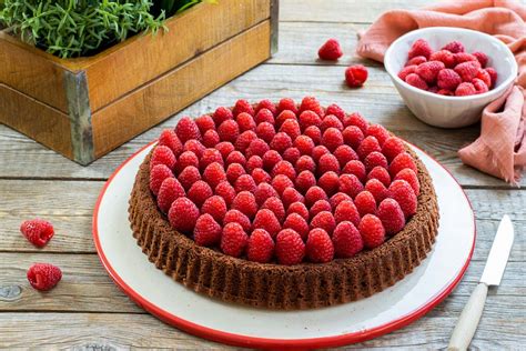 Lamponi freschi su una crostata
