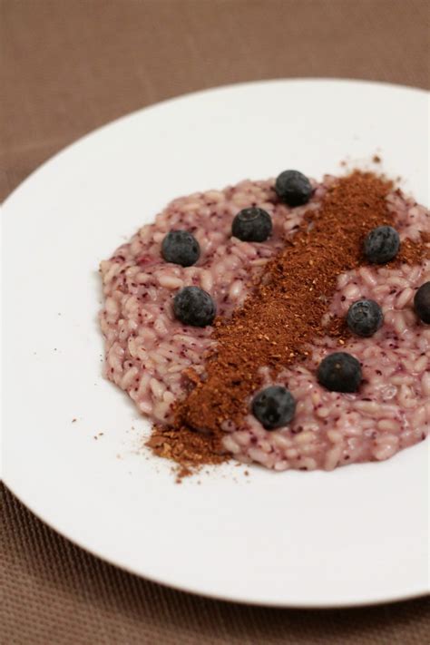 Impiattamento risotto ai porcini con maionese di mirtilli