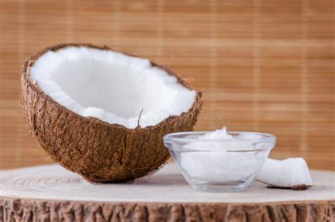 Olio di cocco in una ciotola