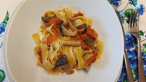 Immagine di tagliatelle fresche con sugo di funghi cardoncelli