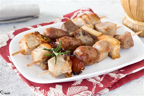 Spiedini di carne avvolti in pane