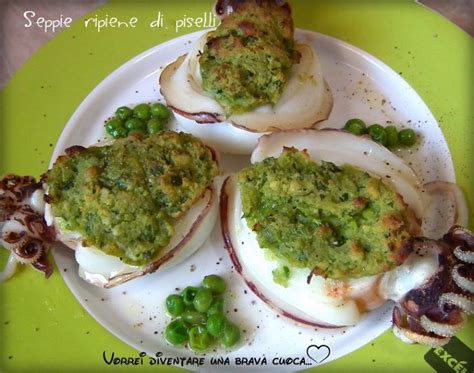 Ingredienti freschi per seppie ripiene: seppie, cozze, vongole, pane, prezzemolo