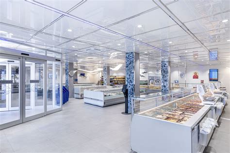 Design di un banco surgelato moderno con coperchi panoramici in vetro