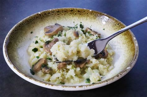 Un piatto di finto risotto di cavolfiore e funghi servito in una ciotola elegante