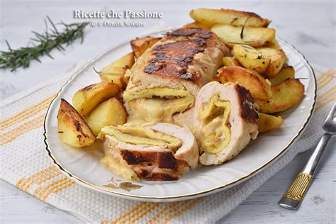 Padella con rollè di pollo in cottura