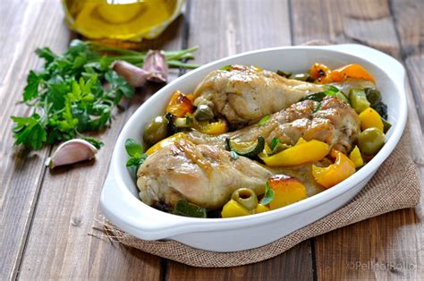 Piatto di arrosto di pollo affettato con contorno di verdure