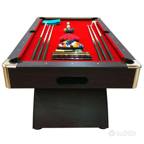 Tavolo da biliardo con panno rosso