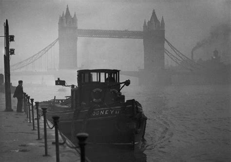 Fotografia di un rimorchiatore sul Tamigi durante il Grande Smog del 1952