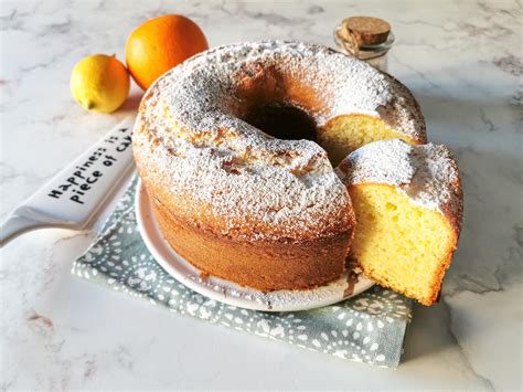 Mescolando gli ingredienti per la ciambella allo yogurt
