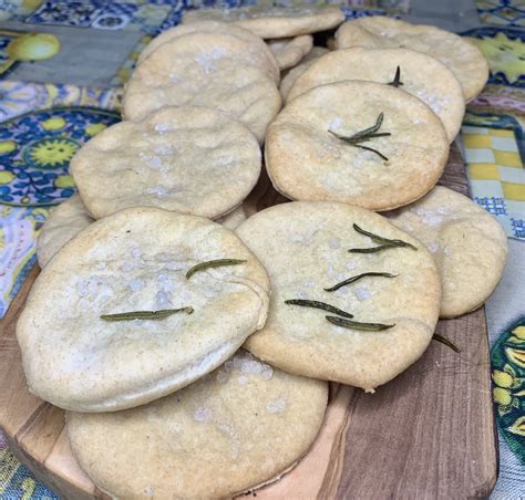 Schiacciatine di farro al rosmarino