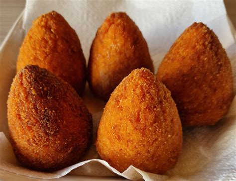 Arancini siciliani dorati e croccanti appena fritti