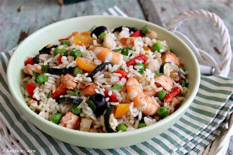 Variazioni di insalata di riso con diversi tipi di pesce e verdure