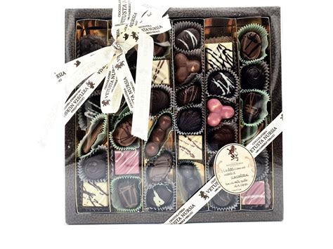 Una vetrina di cioccolatini assortiti in una cioccolateria elegante