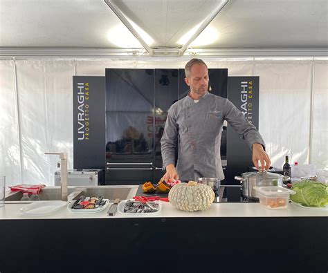 Chef Simone Rugiati in cucina