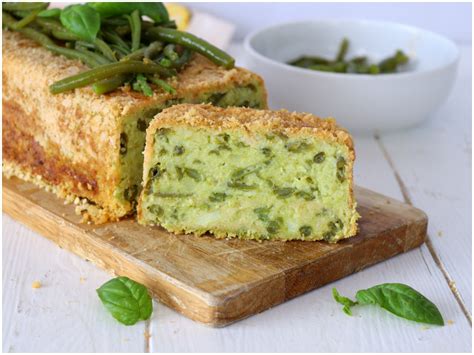 Polpettone di patate e fagiolini servito su un piatto da portata