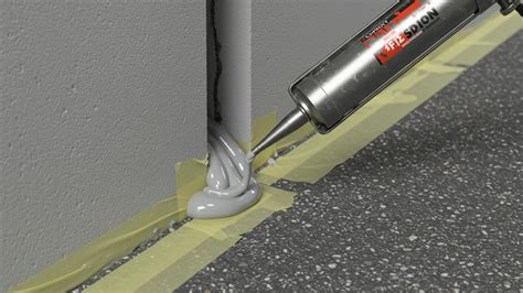 Applicazione di sigillante acrilico su un giunto tra pannelli di siporex