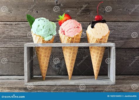 Un assortimento di coni gelato