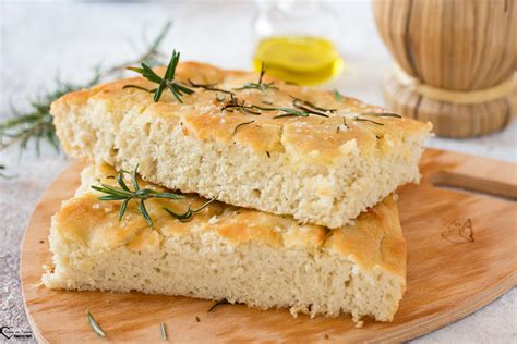 Focaccia con rosmarino e sale prima della cottura