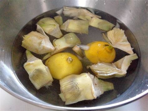 Carciofi puliti immersi in acqua e limone