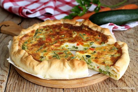 Immagine di una torta salata con verdure