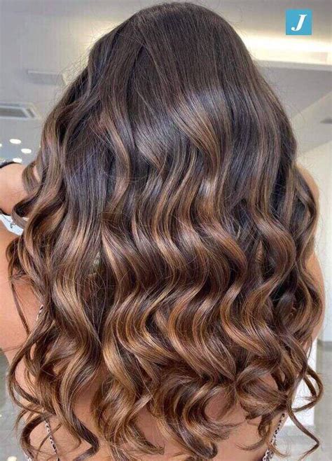 Donna con capelli castani con balayage nocciola e caramello
