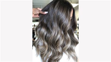 Modella con balayage castano freddo su capelli scuri