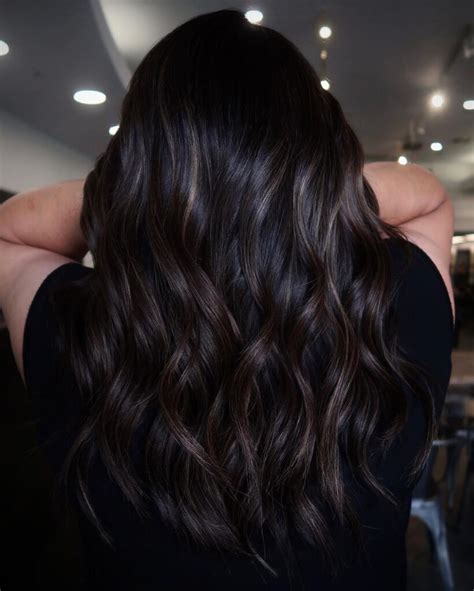 Ragazza con capelli neri con sottili riflessi balayage cioccolato fondente