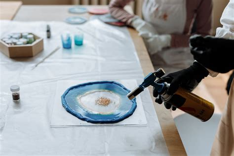 Tecnico che applica resina epossidica per riparare una crepa