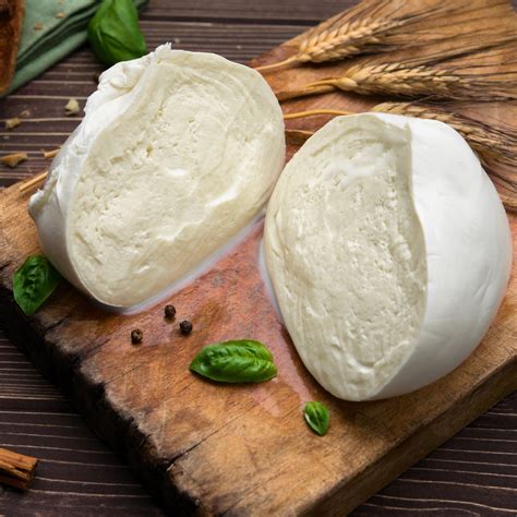 Primo piano di una Mozzarella di Bufala Campana DOP tagliata