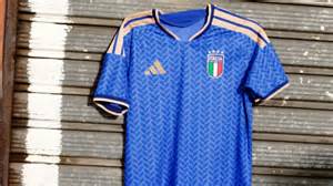 Primo piano di una maglia Grissin Bon Adidas con dettagli