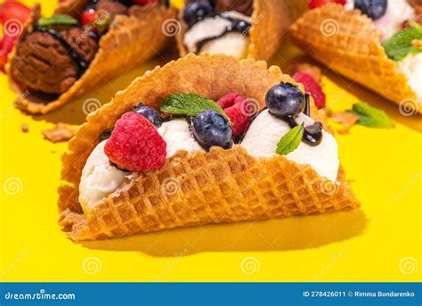 Cialde con gelato e frutta