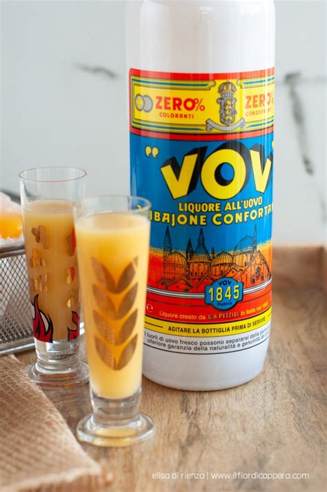 Una bottiglia di liquore Vov vintage