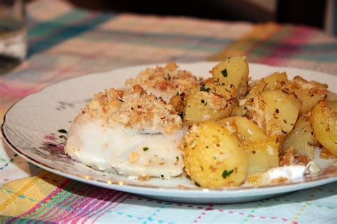 una teglia di merluzzo gratinato con patate arrosto