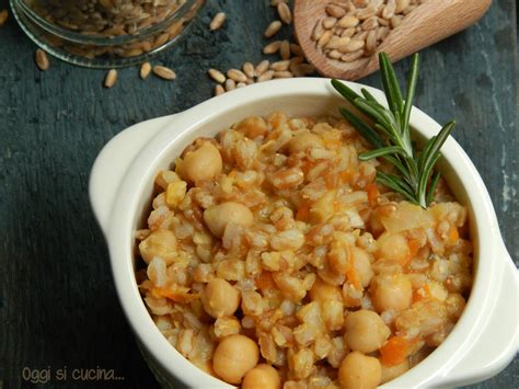 Ciotola fumante di zuppa di ceci e farro
