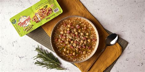 Ingredienti freschi per la zuppa: ceci, farro, rosmarino, aglio