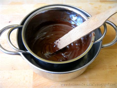 Cioccolato fondente fuso a bagnomaria