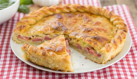 torta salata con prosciutto e formaggio