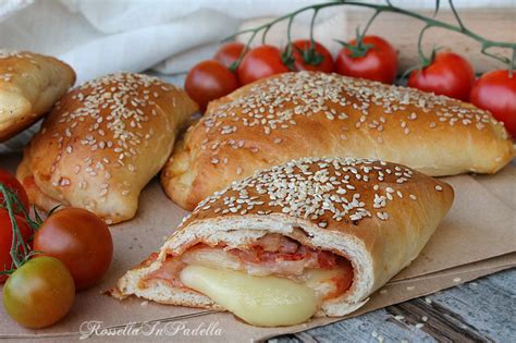 Calzoni fritti siciliani con ripieno di prosciutto e mozzarella