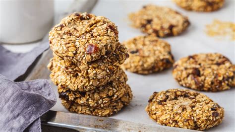 Biscotti proteici fatti in casa disposti su un piatto