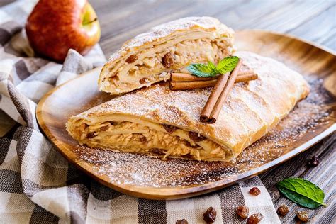 Dettaglio del ripieno dello strudel: mele, uvetta e pinoli