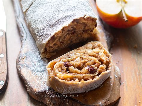 Strudel di mele appena sfornato e dorato