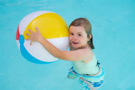 Bambino che gioca con una ciambella gonfiabile in piscina
