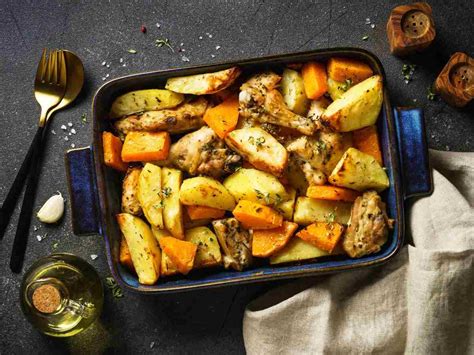 Pollo e patate in una pirofila