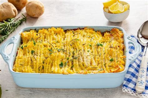 Ingredienti freschi per un pasticcio di pollo