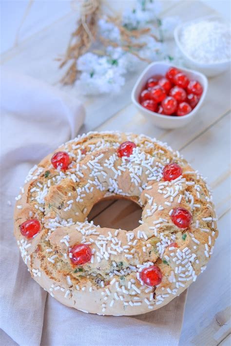 Frutta candita colorata disposta a formare una ciambella