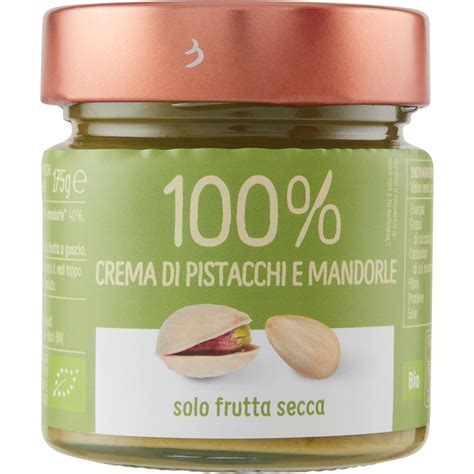 Immagine ravvicinata di una crepe spalmata con crema di pistacchi