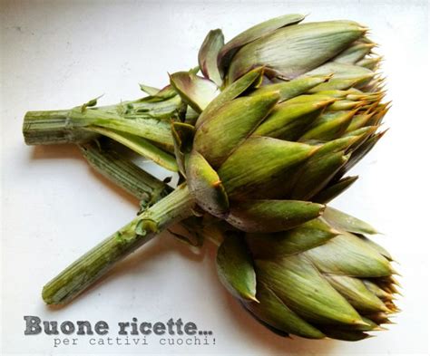 Carciofo immerso nell'olio bollente durante la prima frittura